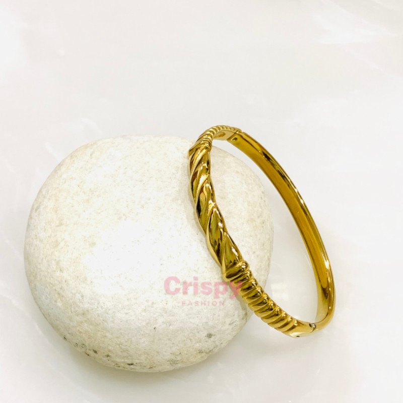 Women's Anti-Tarnish Stainless Steel Twisted and Ridged Bangle