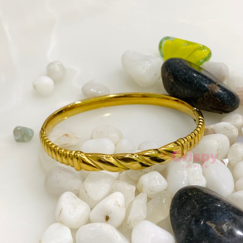 Women's Anti-Tarnish Stainless Steel Twisted and Ridged Bangle